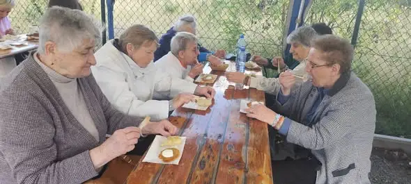 Seniorzy z Gminy Kłodzko bawili się na Święcie Pieczonego Ziemniaka w Piszkowicach