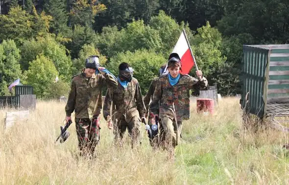 Bitwa na kulki z farbą zainaugurowała rok szkolny klasy 2a TE