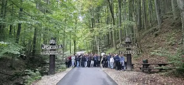 Uczniowie klasy 8 odkrywali Ziemię Kłodzką – na szlaku do Jaskini Niedźwiedziej