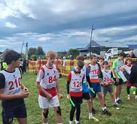 Sztafetowe Biegi Przełajowe w Bystrzycy Kłodzkiej: sukces uczniów z powiatu kłodzkiego