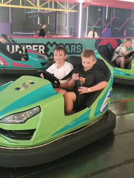 Klasa 5a z Wrocławia świętowała Dzień Chłopca w parku trampolin