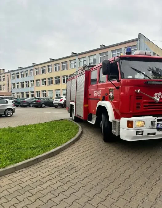 Ewakuacja szkoły w Kłodzku po rozpyleniu gazu pieprzowego