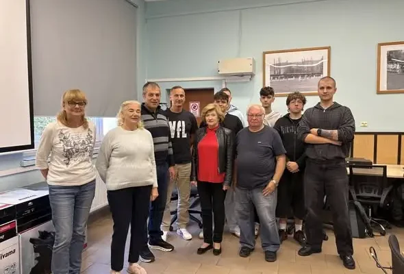 Nowa Ruda: seniorzy uczą się cyfrowego świata w międzypokoleniowej szkole