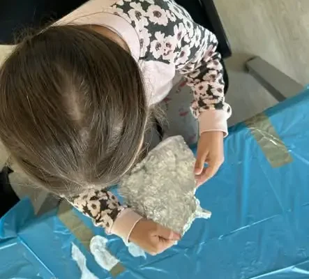 Zmysłowe warsztaty w Lewinie Kłodzkim – pierwsze zajęcia za nami