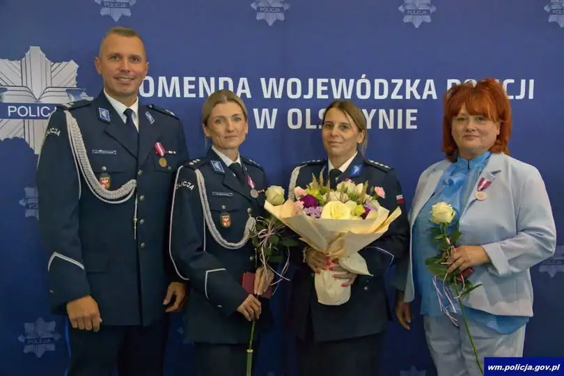 Medale za długoletnią służbę dla policjantek i pracownicy KPP Szczytno