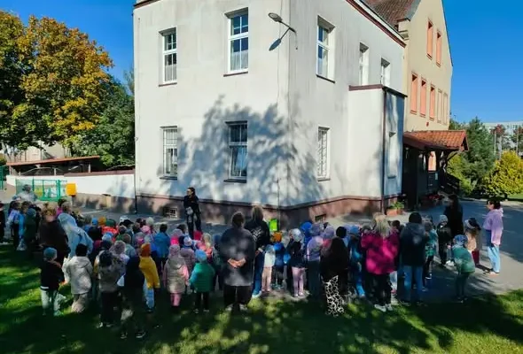Policjantka uczyła przedszkolaków z „Fantazji” zasad bezpieczeństwa na drodze