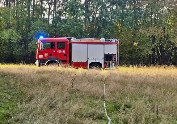 Szczytna: Interwencja strażaków przy pozostawionym ognisku