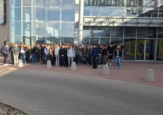 Lekcja polskiego w kinie – uczniowie z Lądka-Zdroju na seansie „Lalki”