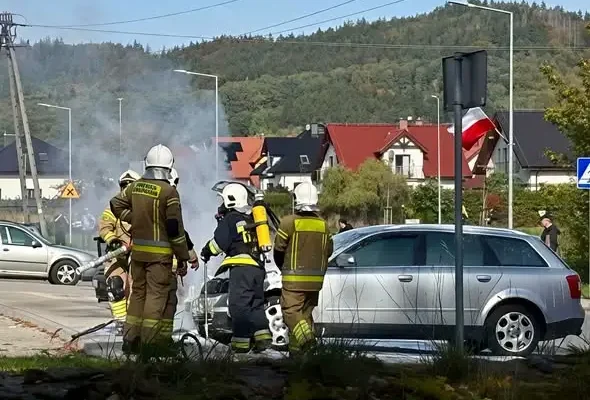 Pożar samochodu osobowego w Szczytnej – akcja służb przy ul. Szpitalnej