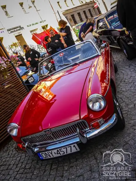Bystrzyca Kłodzka żegna sezon motoryzacyjny. Ponad 120 klasyków na rynku