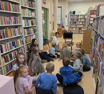 Przedszkolaki z Dusznik-Zdroju rozwikłały jesienną zagadkę w bibliotece