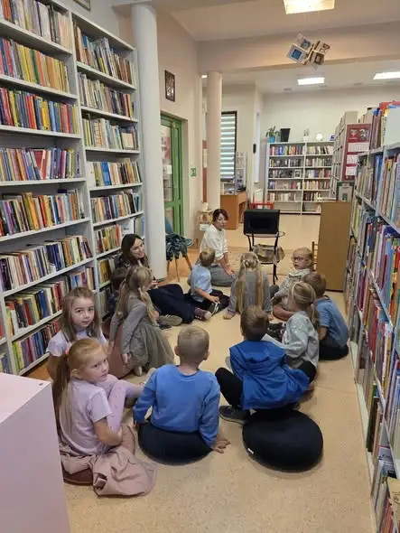 Przedszkolaki z Dusznik-Zdroju rozwikłały jesienną zagadkę w bibliotece