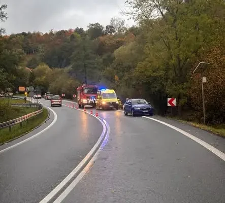 Wypadek na DK8 w Szczytnej – auto wypadło z jezdni do rowu