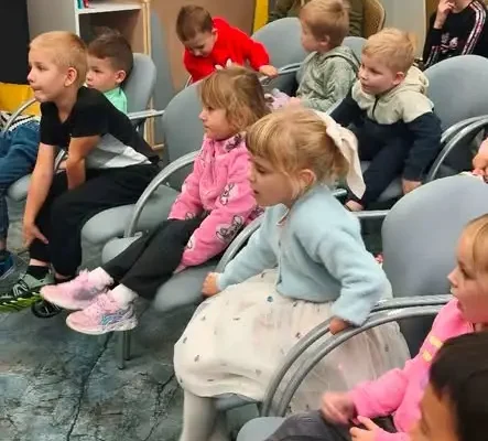 Dzień Głośnego Czytania w Żelaźnie: starsi uczniowie czytali młodszym