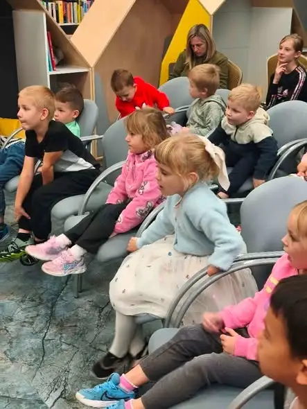Dzień Głośnego Czytania w Żelaźnie: starsi uczniowie czytali młodszym