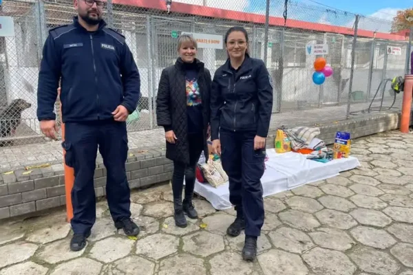 Dzień Zwierzaka w Szczytnie: policjanci wsparli schronisko „Cztery Łapy”