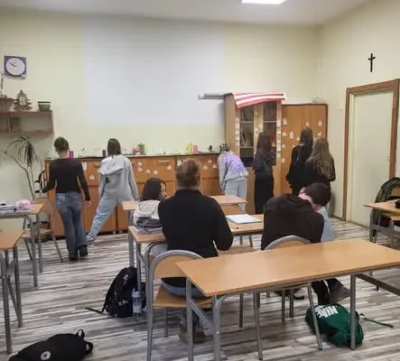 Lekcja polskiego w ruchu – klasa 6a utrwalała lekturę w nietypowy sposób