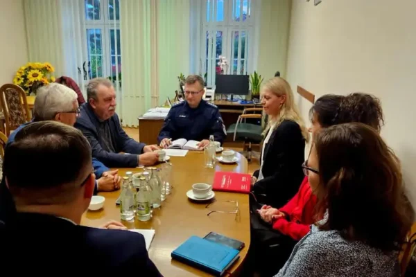 Bezpieczeństwo w szkołach gminy Międzylesie: spotkanie dyrektorów z Policją