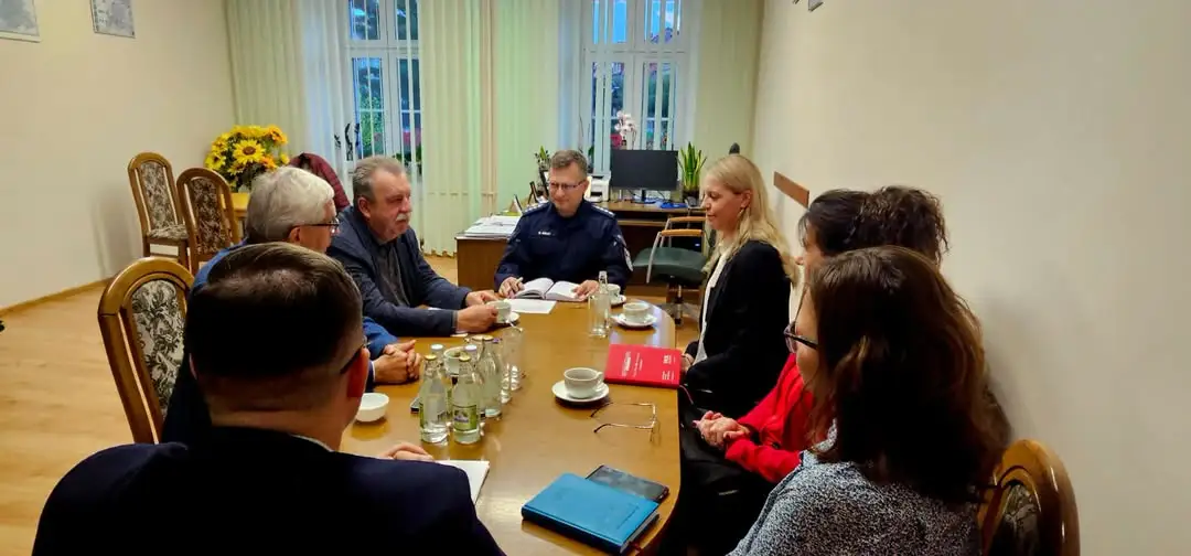 Bezpieczeństwo w szkołach gminy Międzylesie: spotkanie dyrektorów z Policją