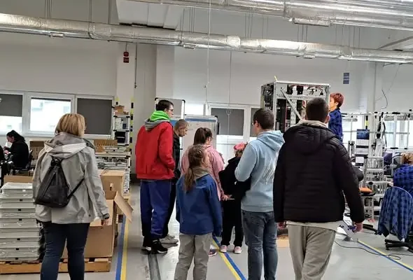 Uczniowie z Nowej Rudy odwiedzili zakład ZPAS – lekcja pracy i radości