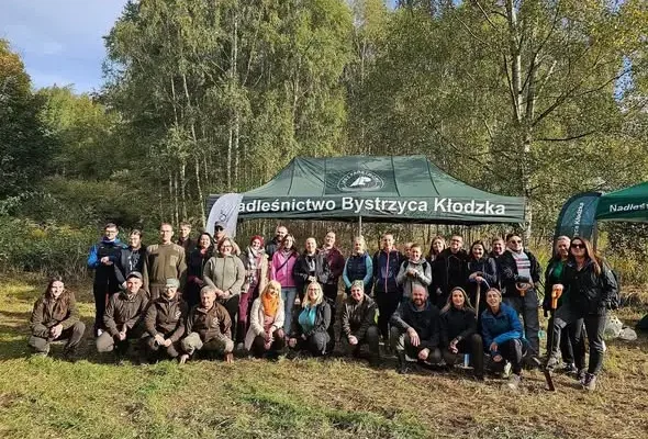 Wspólne sadzenie lasu w Górach Złotych – Gmina Kłodzko i Nadleśnictwo Bystrzyca Kłodzka łączą siły