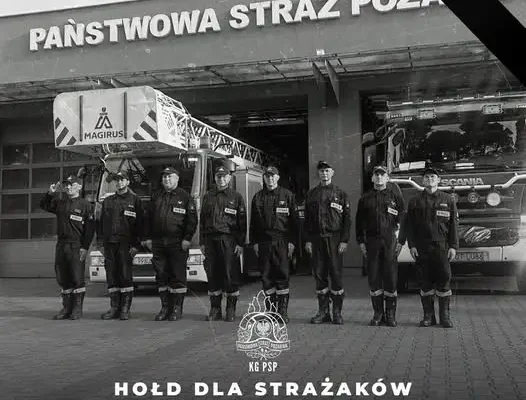 Strażacy oddają hołd poległym kolegom. Sygnały świetlno-dźwiękowe o 18:00