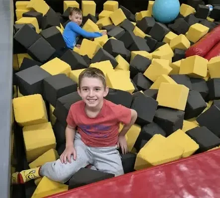 Uczniowie z Nowarudy zamienili ławki na trampoliny – wycieczka do Hopparku w Kłodzku