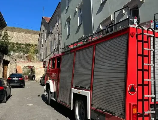 Alarm na ul. Czeskiej w Kłodzku – strażacy pomagali policji