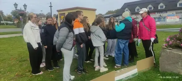 Międzypokoleniowa akcja sadzenia krokusów w Szczytnej