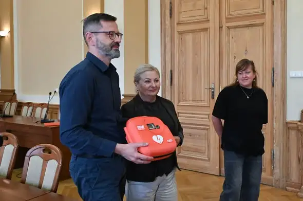Pięć placówek Powiatu Kłodzkiego otrzymało defibrylatory AED