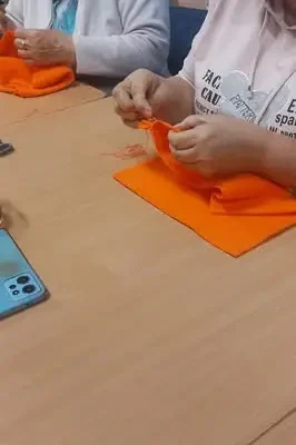 Seniorzy z Szyman tworzyli jesienne dynie w świetlicy