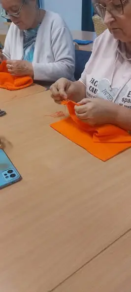 Seniorzy z Szyman tworzyli jesienne dynie w świetlicy