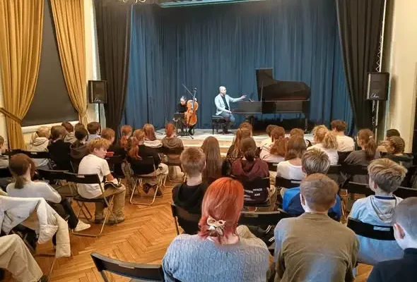 Uczniowie klas 6 i 7 na koncercie Duo Fortecello – lekcja muzyki na żywo