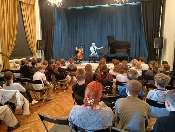 Uczniowie klas 6 i 7 na koncercie Duo Fortecello – lekcja muzyki na żywo