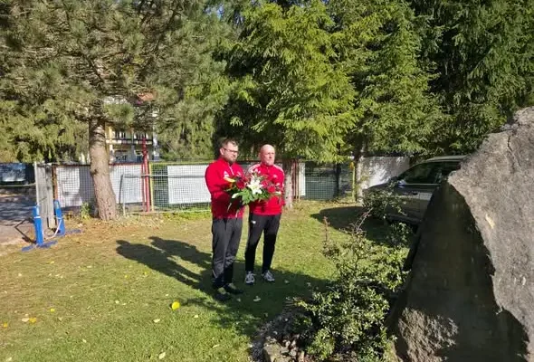 Hołd dla Kazimierza Górskiego przed meczem w Dusznikach-Zdroju