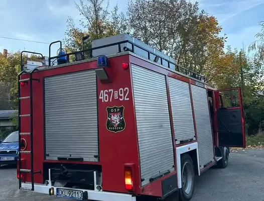 Pożar śmietnika przy ul. Łużyckiej w Kłodzku – interwencja OSP