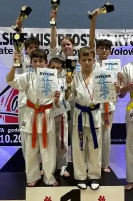 Młodzi piłkarze Trojana Lądek-Zdrój triumfują na zawodach karate