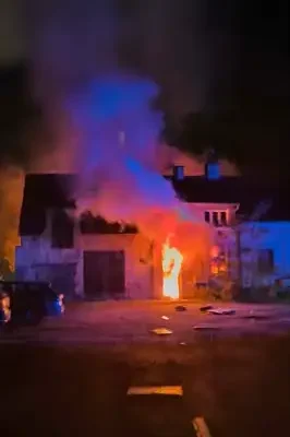 Pożar w budynku mieszkalnym w Szczytnie. Dwie osoby poszkodowane