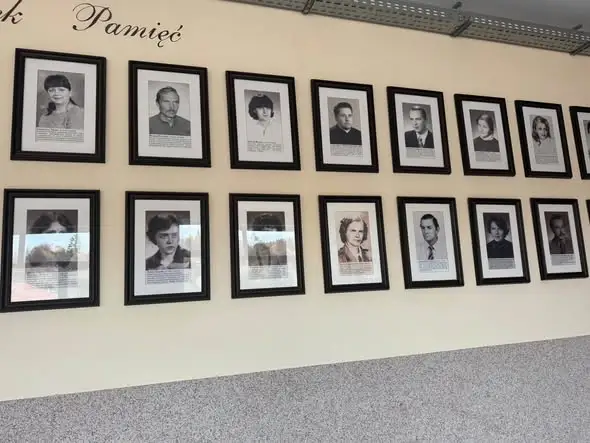 „Przystanek Pamięć” w szkole – hołd dla zmarłych nauczycieli przed Wszystkimi Świętymi