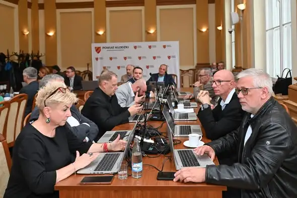 XIII sesja Rady Powiatu Kłodzkiego: budżet, PFRON i programy przeciwdziałania przemocy