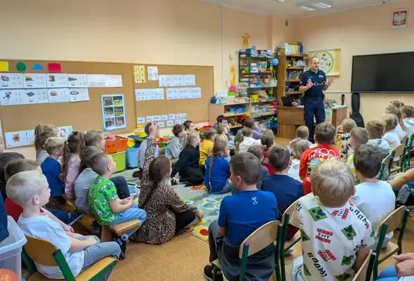 Policjanci w Międzylesiu uczyli uczniów, jak bezpiecznie żyć – w szkole, na drodze i w sieci