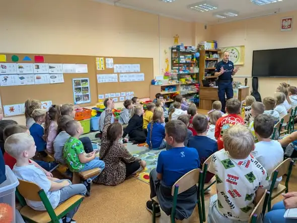 Policjanci w Międzylesiu uczyli uczniów, jak bezpiecznie żyć – w szkole, na drodze i w sieci