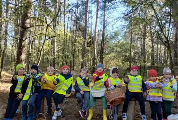 Pierwszoklasiści odkrywali las wszystkimi zmysłami – jesienna lekcja przyrody