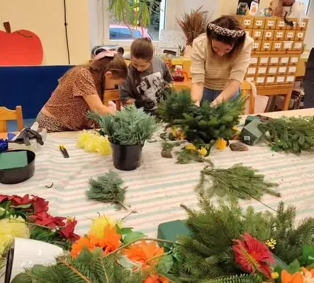 Pracownia Wyobraźni tworzy stroiki na zapomniane groby w Jaszkowej Górnej i Dolnej