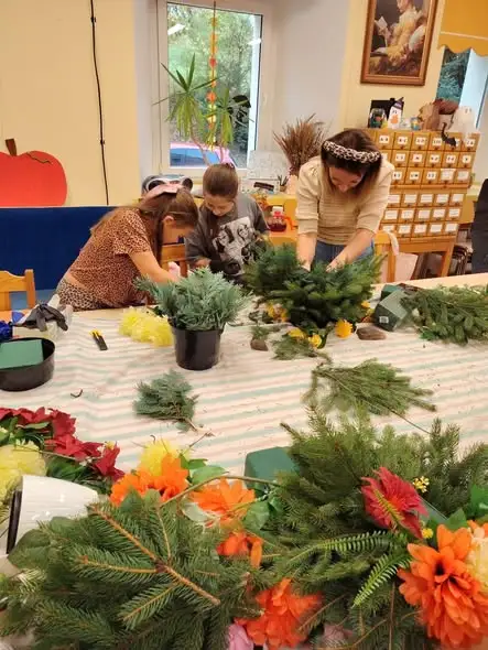 Pracownia Wyobraźni tworzy stroiki na zapomniane groby w Jaszkowej Górnej i Dolnej