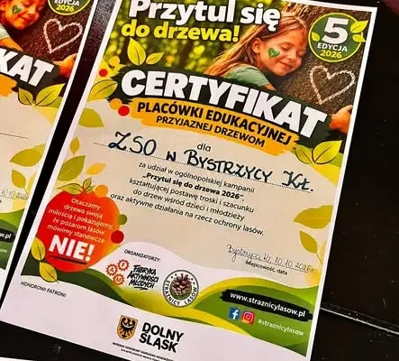 Klasa 3a z Bystrzycy Kłodzkiej przytuliła się do drzew – ekologiczna akcja z certyfikatem