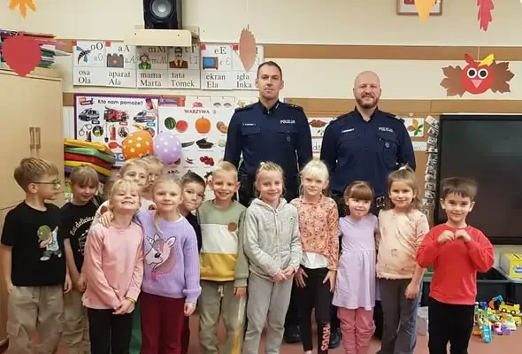 Policjanci odwiedzili przedszkolaków i uczyli bezpieczeństwa na drodze
