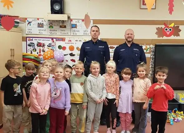 Policjanci odwiedzili przedszkolaków i uczyli bezpieczeństwa na drodze